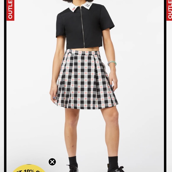 Dangerfield Black Cropped Team Peach Top with White Embroidered Collar - Picture 5 of 10